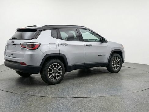 Used 2025 Jeep Compass Trailhawk image 9