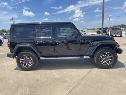 Used 2025 Jeep Wrangler Unlimited Sahara AWD/4WD image 3