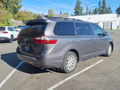 Used 2017 Toyota Sienna XLE Premium image 4