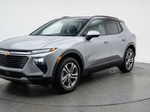 Used 2025 Chevrolet Equinox LT image 3