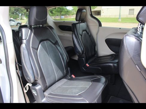 Used 2022 Chrysler Pacifica Touring-L FWD image 13