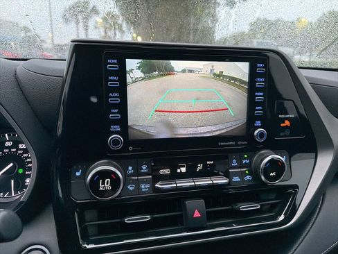 Used 2021 Toyota Highlander XLE FWD image 10