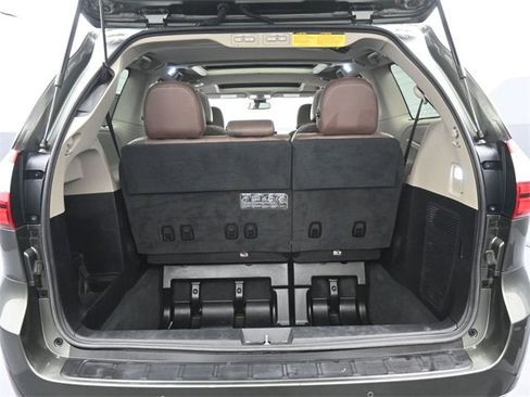 Used 2019 Toyota Sienna L image 37