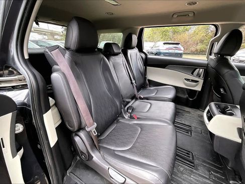 Used 2022 Kia Carnival LX image 18