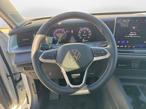 New 2025 Volkswagen Tiguan SE image 10