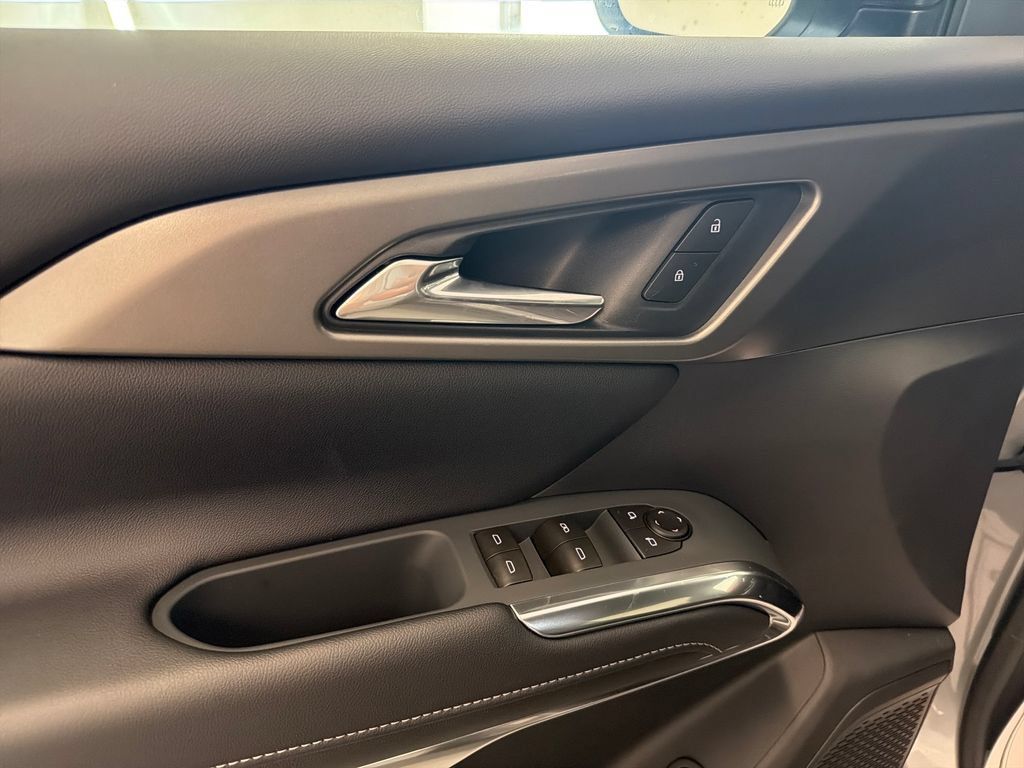 New 2027 Chevrolet Traverse LT FWD image 13