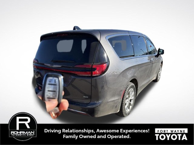 Used 2023 Chrysler Pacifica Touring-L w/ Uconnect Theater Family Group AWD/4WD image 4