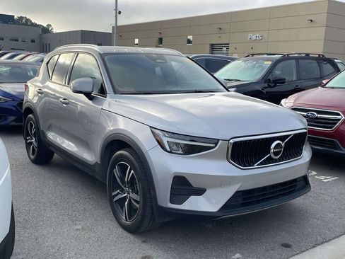 Used 2023 Volvo XC40 B4 Core w/ Convenience Package FWD image 1