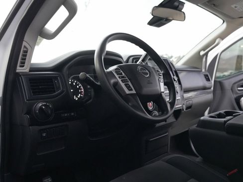 Used 2023 Nissan Titan SV image 7