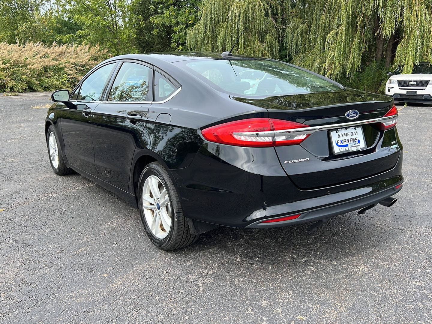 Used 2018 Ford Fusion SE w/ Fusion SE Technology Package FWD image 3