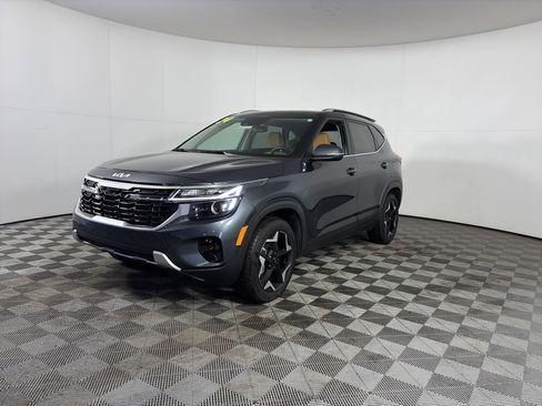 Used 2024 Kia Seltos EX image 3