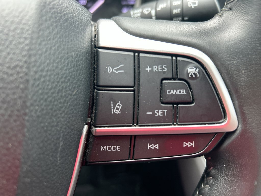 Used 2024 Toyota Highlander LE FWD image 17