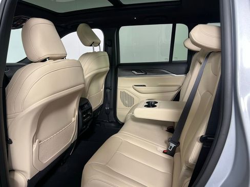 Used 2024 Jeep Grand Cherokee Limited w/ Black Appearance Package image 27