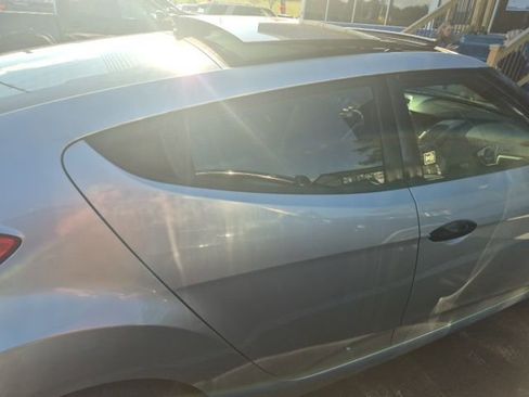 Used 2012 Hyundai Veloster w/ Style Pkg image 11