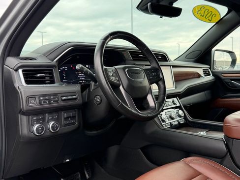 Used 2023 GMC Yukon XL Denali Ultimate AWD/4WD image 11