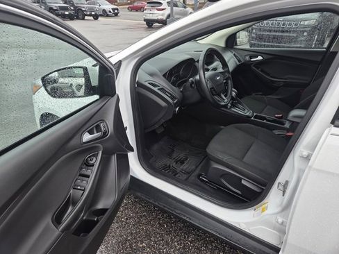 Used 2018 Ford Focus SE w/ Cold Weather Package image 4