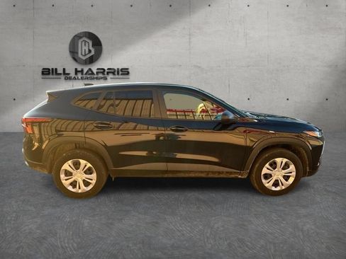 Used 2025 Chevrolet Trax LS w/ Driver Confidence Package FWD image 4