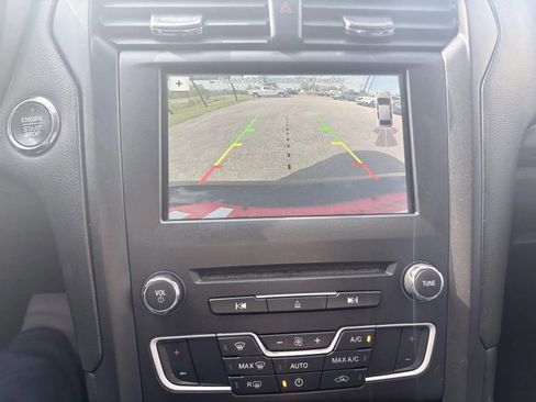 Used 2018 Ford Fusion SE w/ Equipment Group 201A FWD image 16