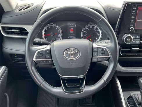 Used 2021 Toyota Highlander LE image 11