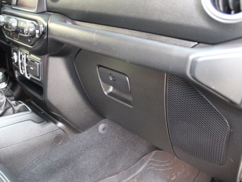 Used 2018 Jeep Wrangler Unlimited Sahara image 12