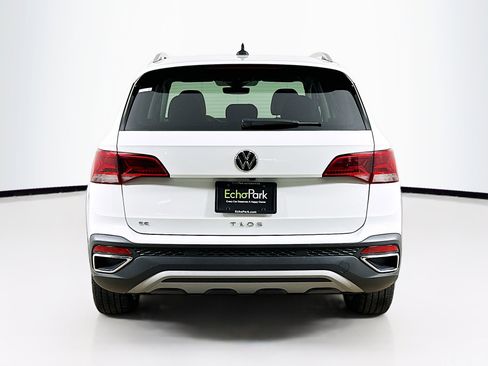 Used 2024 Volkswagen Taos SE image 7