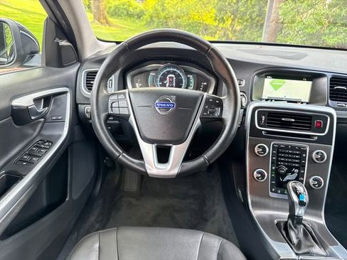 Used 2016 Volvo V60 T5 Platinum FWD image 10