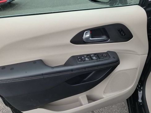 Used 2024 Chrysler Pacifica Touring-L FWD image 14