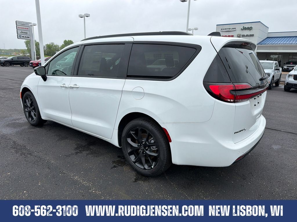 New 2026 Chrysler Pacifica Select w/ S Appearance Package AWD/4WD image 3