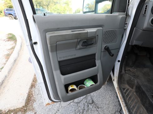 Used 2016 Ford E-350 and Econoline 350 Super Duty image 13