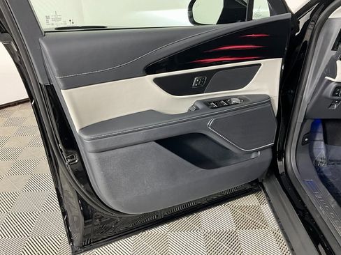 Used 2025 Lincoln Nautilus Premier image 18