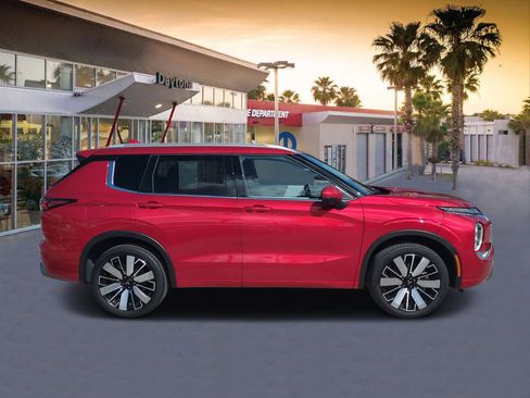 Used 2025 Mitsubishi Outlander SEL image 2