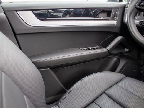 Used 2024 Porsche Cayenne w/ Premium Package image 19