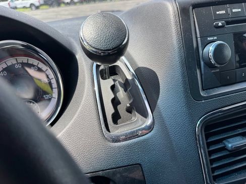 Used 2013 Dodge Grand Caravan SXT FWD image 17