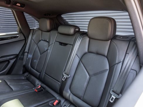 Certified 2026 Porsche Macan AWD/4WD image 18