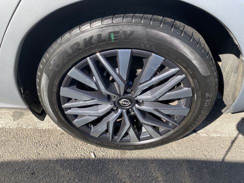 Used 2023 Nissan Altima 2.5 SV FWD image 11