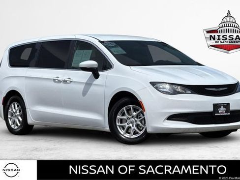 Used 2022 Chrysler Voyager LX FWD image 1