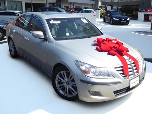 Used 2009 Hyundai Genesis 4.6 w/ Technology Pkg 5 image 2