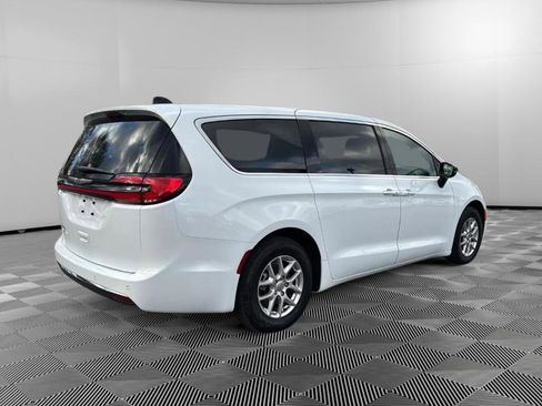 Used 2024 Chrysler Pacifica Touring-L image 4