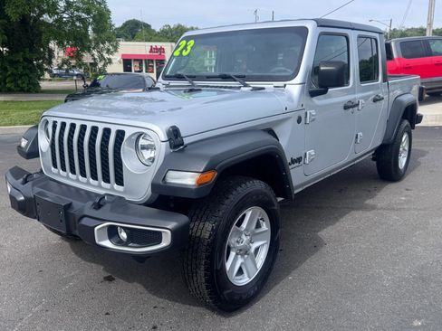 Used 2023 Jeep Gladiator Sport AWD/4WD image 7