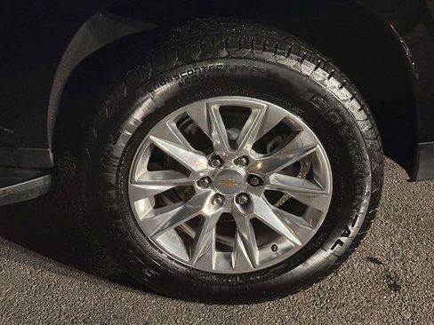 Used 2025 Chevrolet Suburban Premier image 11