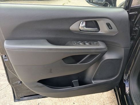 Used 2025 Chrysler Pacifica Select image 11