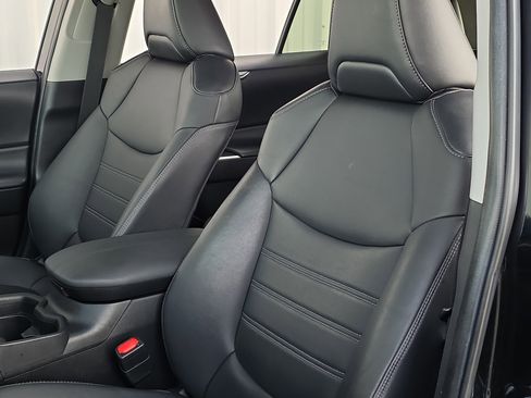 Used 2021 Toyota RAV4 XLE Premium image 14