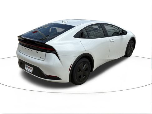 Used 2025 Toyota Prius LE image 3