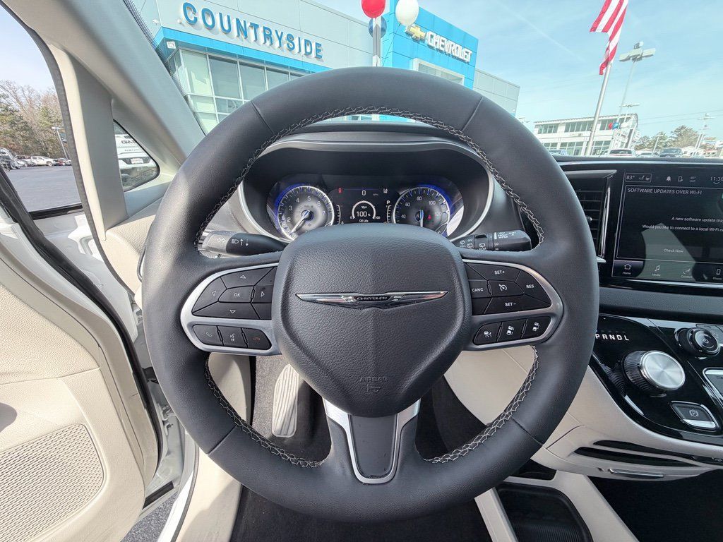 Used 2024 Chrysler Pacifica Touring-L FWD image 12