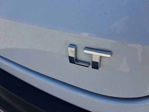 Used 2025 Chevrolet Trax LT w/ LT Convenience Package FWD image 8