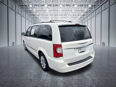 Used 2013 Chrysler Town & Country Touring FWD image 3