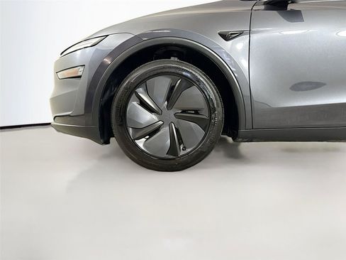 Used 2026 Tesla Model Y 2WD image 32
