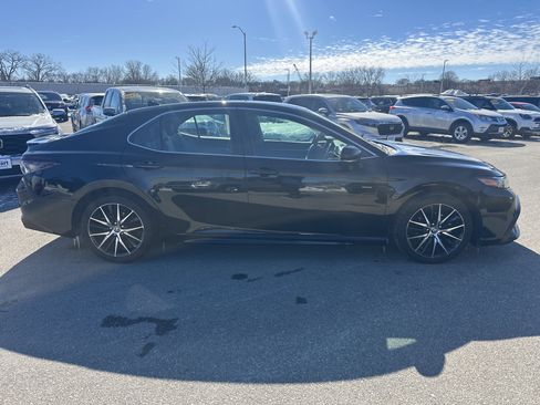 Used 2024 Toyota Camry SE image 3