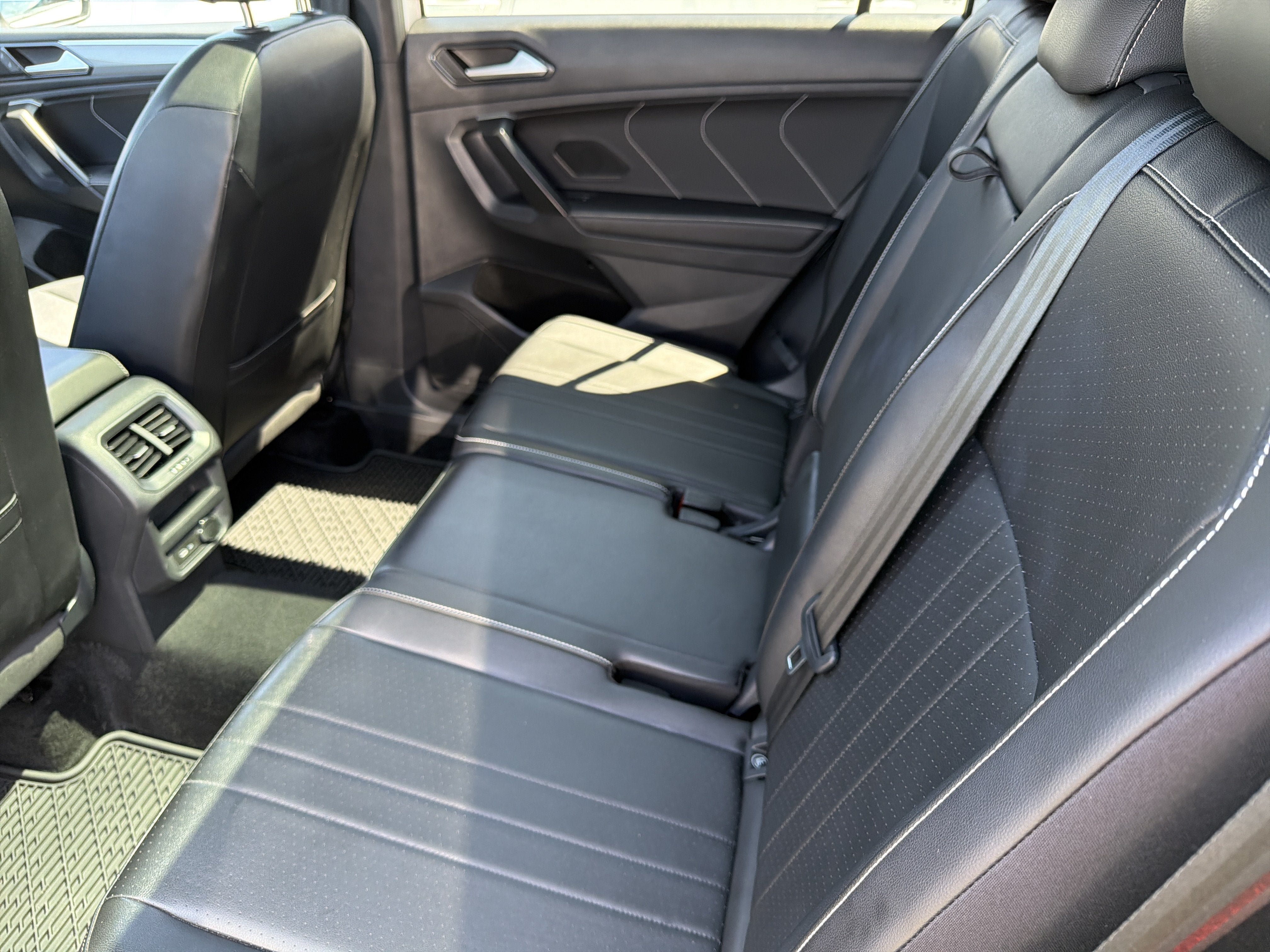 Used 2024 Volkswagen Tiguan SE R-Line AWD/4WD image 25