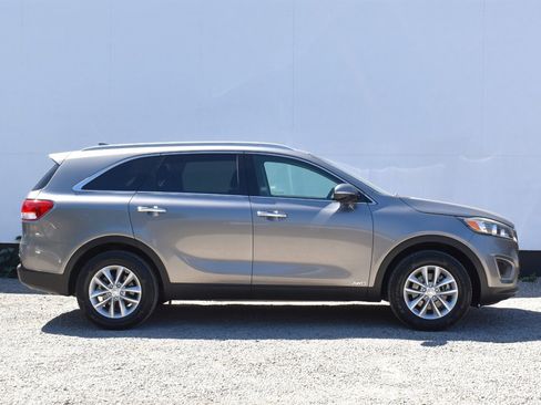 Used 2016 Kia Sorento AWD w/ LX Convenience Package image 6